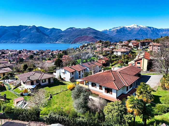 Casa con 10 locali in vendita in Via Cervinia a, Luino