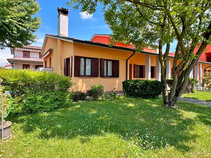 Casa quadrilocale in vendita in Via Casoni, Torri Di Quartesolo