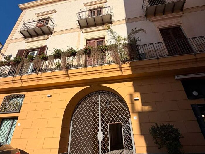 Appartamento trilocale in affitto in Via Alloro, Kalsa, Palermo