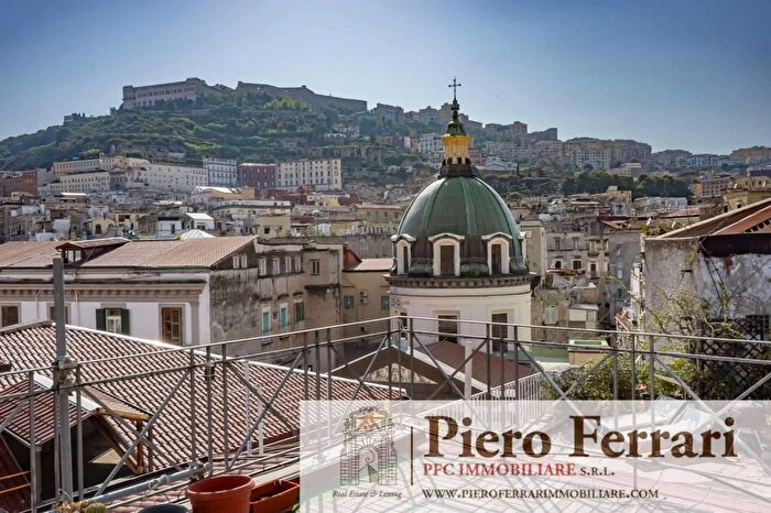 Appartamento con 9 locali in vendita in Via Tommaso Caravita Napoli, Napoli