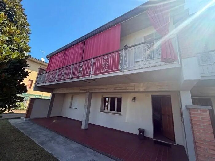 Casa con 7 locali in vendita in Russi