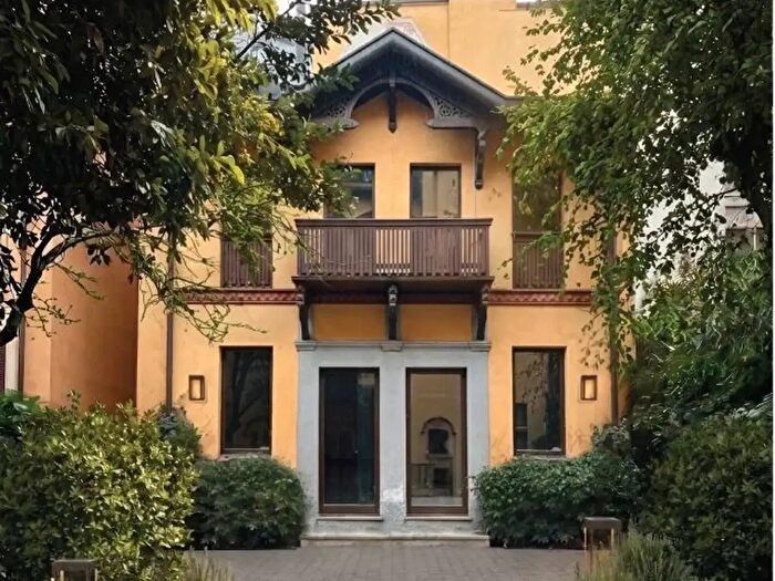 Appartamento trilocale in affitto in Via Saronno, Milano