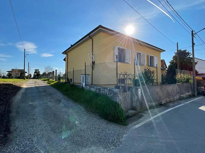 Casa quadrilocale in vendita in Via Bernardino Rattazzi Rive, Rive