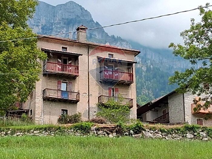 Appartamento con 10 locali in vendita in Aune, Sovramonte