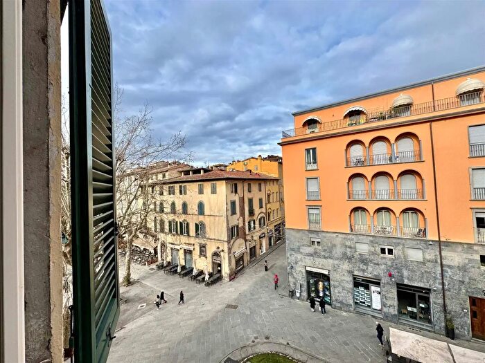 Appartamento con 10 locali in vendita in Piazza XX Settembre, Lucca