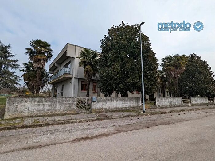 Casa con 5 locali in vendita in Gavello