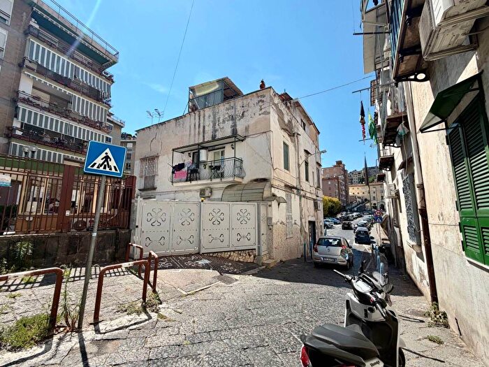 Appartamento quadrilocale in affitto in Vico Sant'Eframo Vecchio, San Carlo All'Arena, Napoli