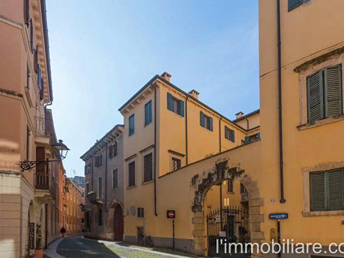 Appartamento con 5 locali in vendita in Via Amanti, Verona