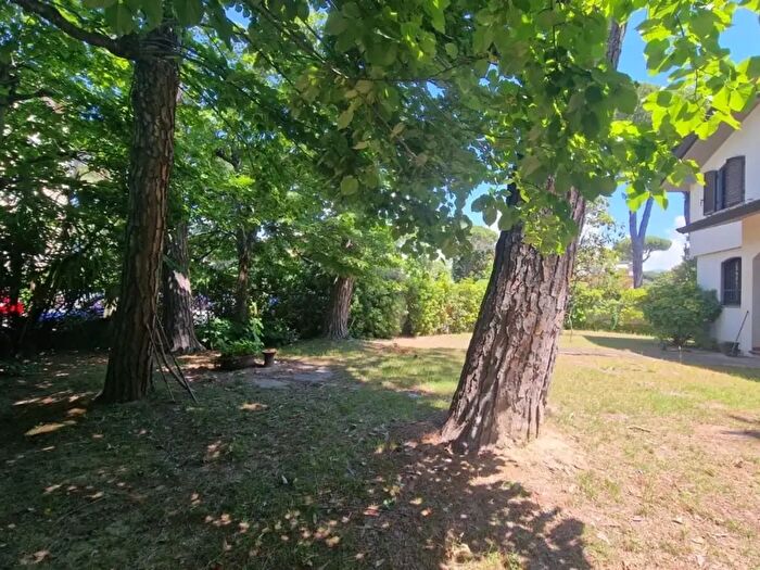 Casa con 8 locali in vendita in Viareggio