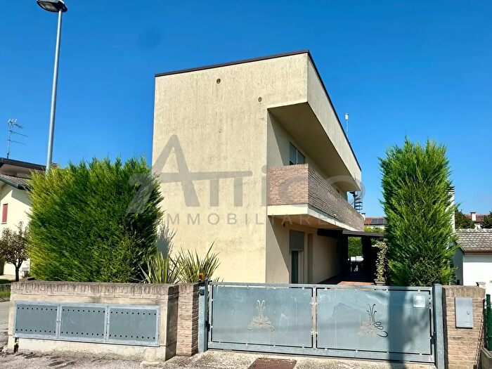 Casa quadrilocale in vendita in Via Mario Malfatto, Rovigo