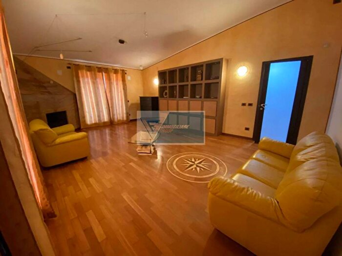 Casa con 6 locali in affitto in Via Alfredo Catalani, Centro, Noto