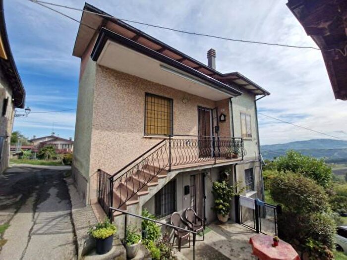 Casa con 6 locali in vendita in Via Giardini Nord, Serramazzoni