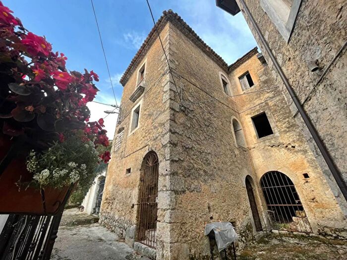Casa quadrilocale in vendita in Via Serravoglia Casalvieri, Casalvieri