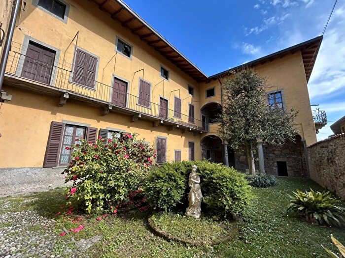 Casa con 13 locali in vendita in Via San Giovanni Villa dAdda, Villa DAdda