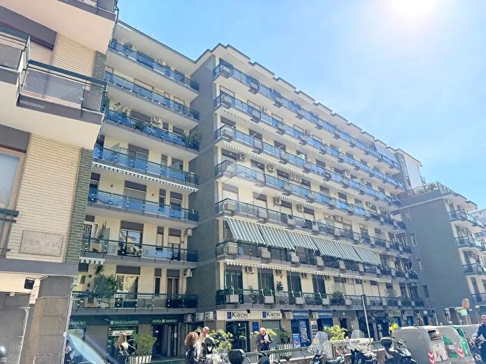 Appartamento con 5 locali in vendita in Via San Giacomo dei Capri, Napoli