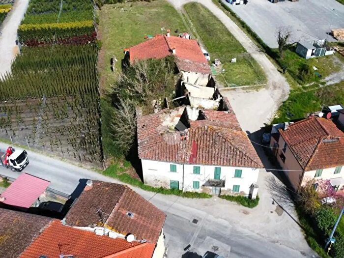 Casa con 8 locali in vendita in Via Vecchia Fiorentina, Pistoia