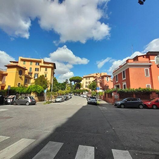 Appartamento trilocale in vendita in Via Mirandola Roma, Roma