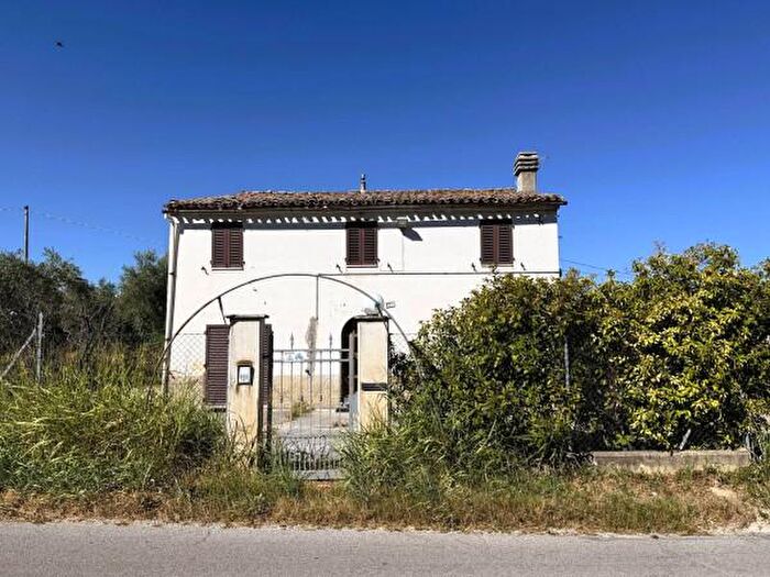 Casa con 6 locali in vendita in Contrada Valteia, Macerata