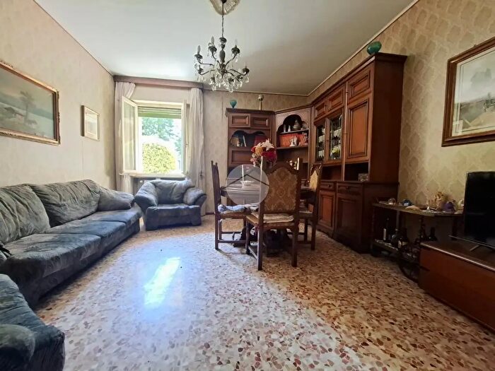 Appartamento trilocale in vendita in Via Ugo Foscolo, Voghera