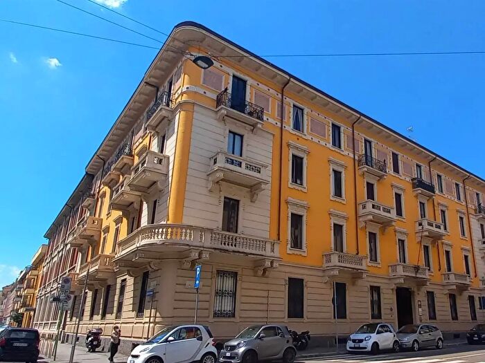 Appartamento trilocale in affitto in Via Spartaco, Milano