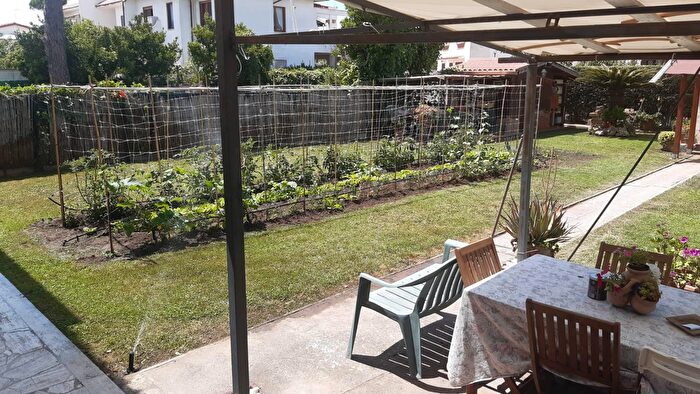 Casa trilocale in vendita in Via Metauro, Pomezia