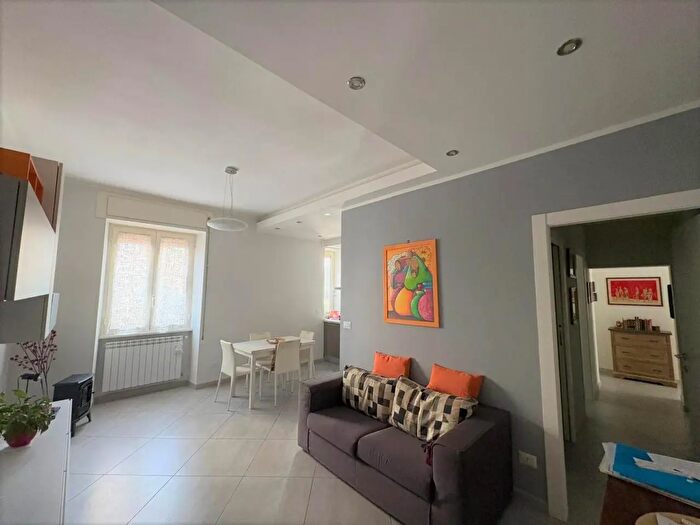 Appartamento con 6 locali in vendita in Via Zara, Viterbo