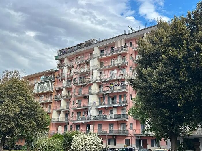Appartamento trilocale in vendita in Via Nabucco, Napoli