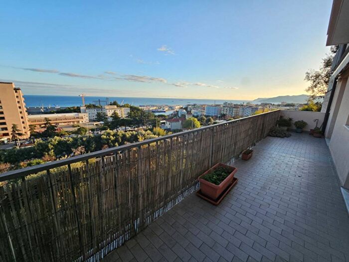 Appartamento trilocale in affitto in Via Privata Olivetta, Villetta Valloria, Savona