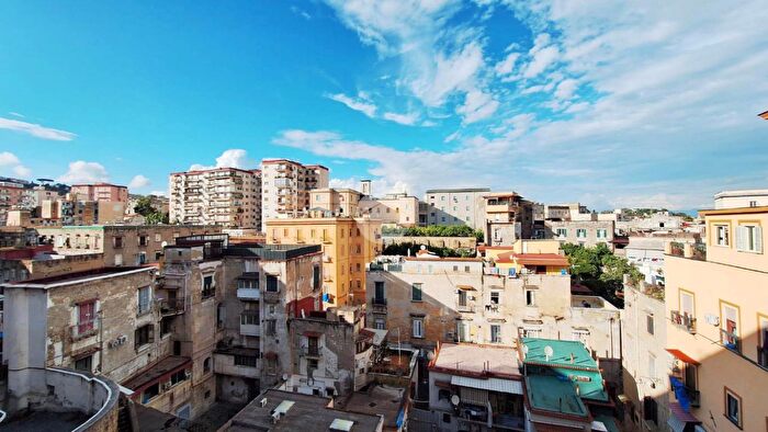 Appartamento trilocale in vendita in Via S Mandato, Napoli