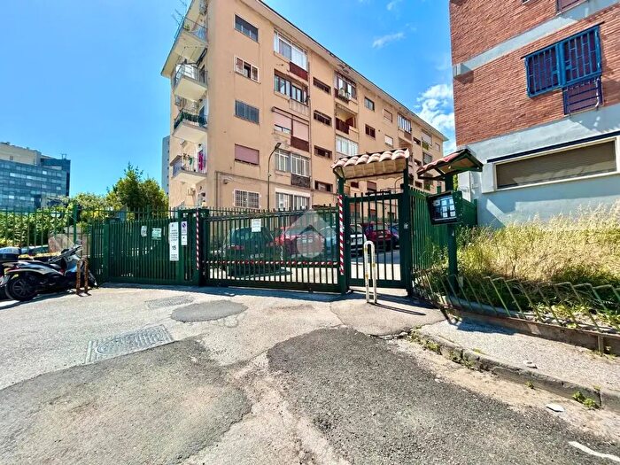Appartamento trilocale in vendita in Via Monfalcone, Napoli