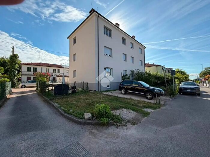 Appartamento trilocale in vendita in Via Prato, Schio