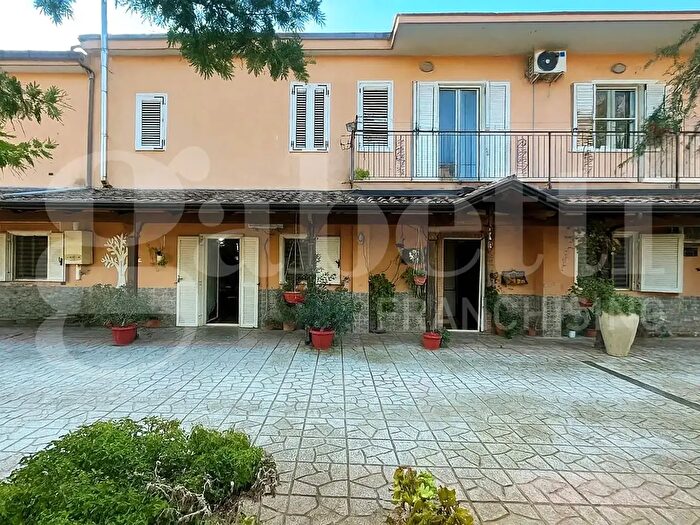 Casa con 5 locali in vendita in Via Catone, Bellona