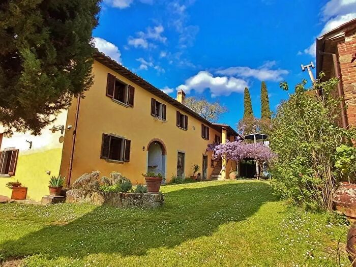 Casa con 11 locali in vendita in Terranuova Bracciolini