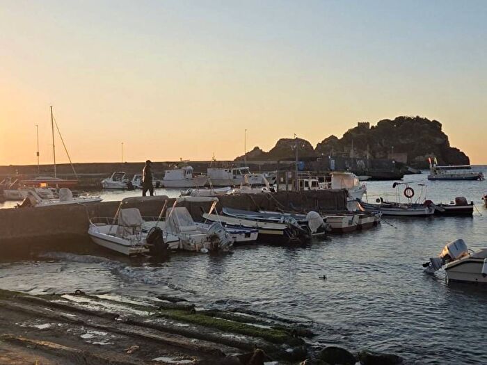 Appartamento trilocale in affitto in Via Marina, Aci Trezza, Aci Castello