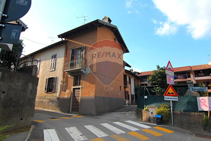 Appartamento quadrilocale in vendita in Via Trieste, Buguggiate