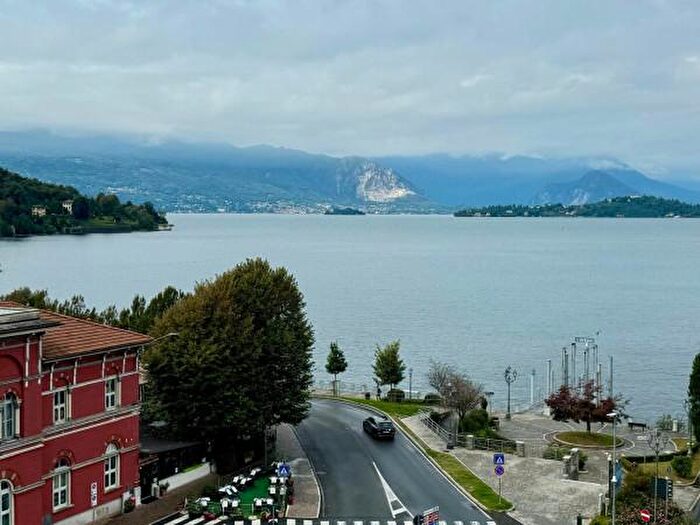 Appartamento trilocale in vendita in Viale Giuseppe Garibaldi, Laveno Mombello