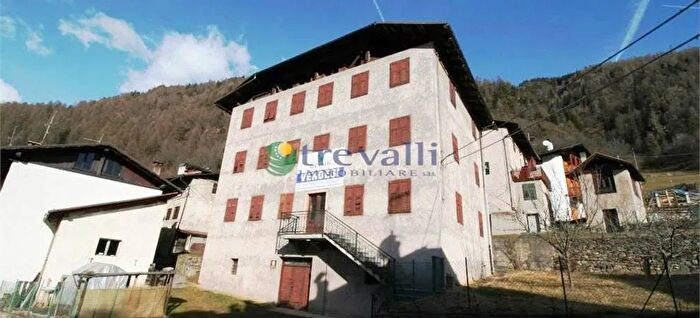 Casa con 12 locali in vendita in Commezzadura