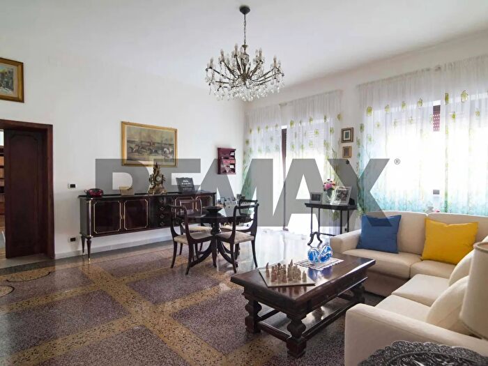 Appartamento con 11 locali in vendita in Corso Roma, Roccastrada
