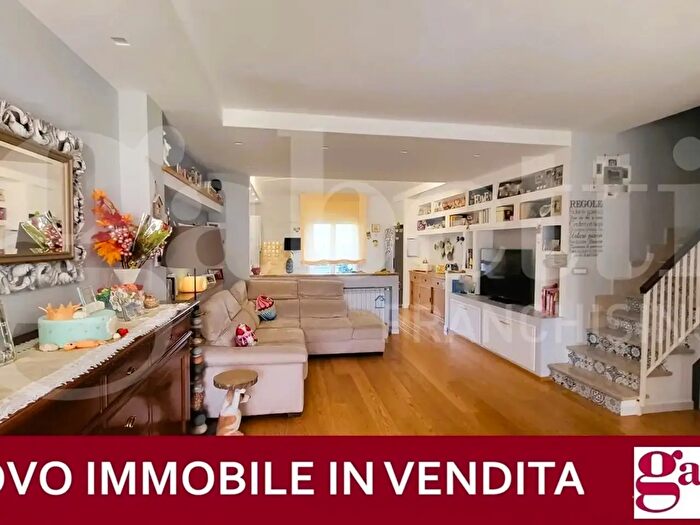 Casa con 6 locali in vendita in Via Simplicio, Latina