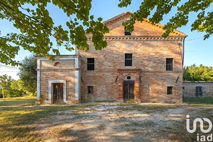 Casa con 10 locali in vendita in Frazione Contrada San Valentino, Fiastra