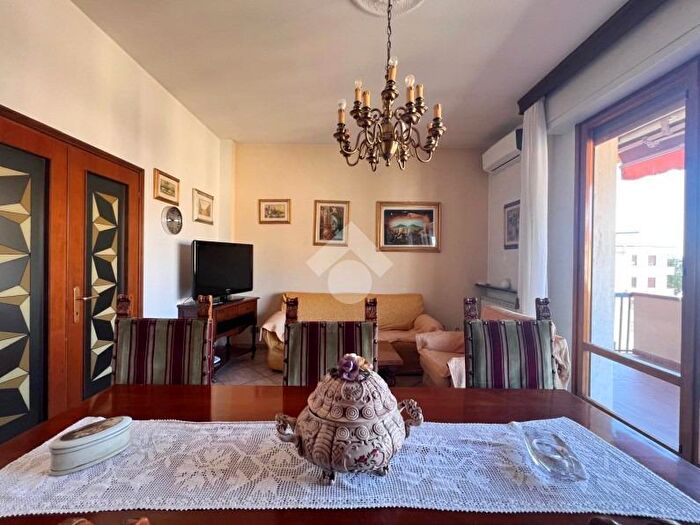 Appartamento con 5 locali in vendita in Via Fosse Ardeatine, Prato