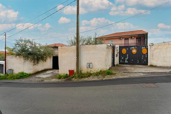 Appartamento con 6 locali in vendita in Via Pompeo Vecchio, Mascalucia