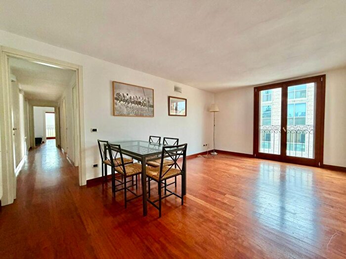 Appartamento trilocale in affitto in Via Crocefisso, Carrobbio, Milano