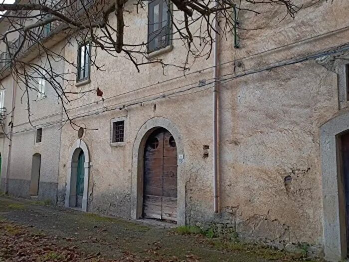 Casa con 10 locali in vendita in Via Arancio, Castelpetroso