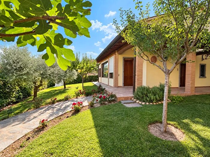 Casa con 7 locali in vendita in Arezzo
