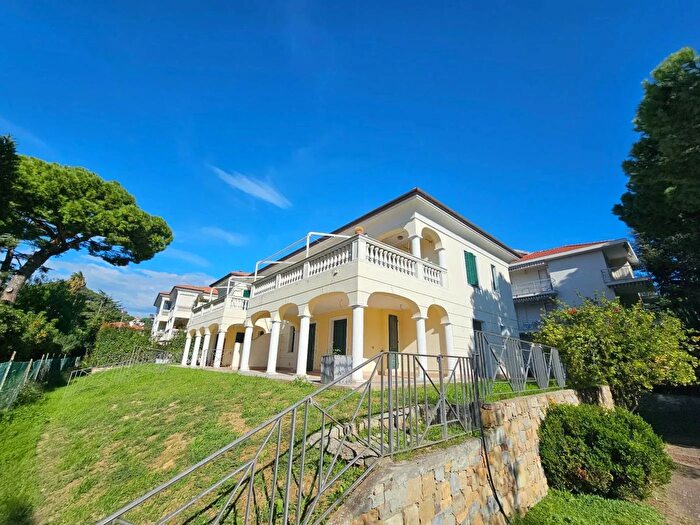 Appartamento trilocale in vendita in Via Giulio Cesare Bordighera, Bordighera