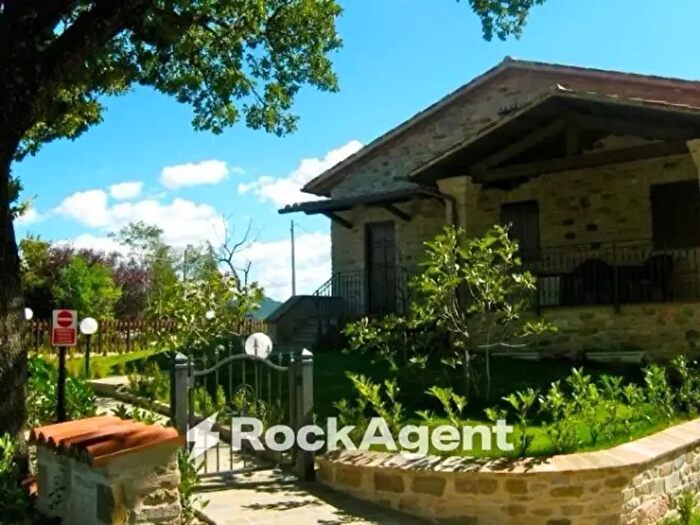 Casa con 6 locali in vendita in Frontone