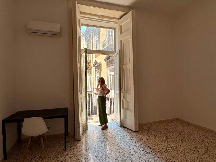 Appartamento trilocale in affitto in Via Cisterna dell'Olio, Centro Storico, Napoli