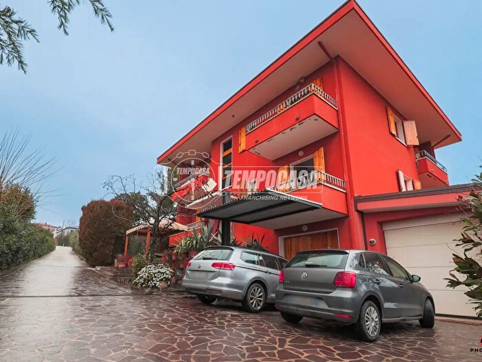 Casa con 11 locali in vendita in Via Cavour, San Clemente