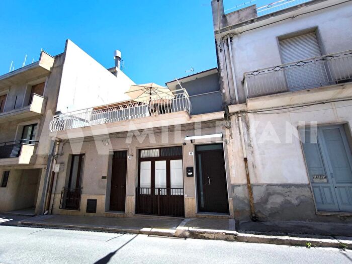 Casa con 7 locali in vendita in Via Filzi, Comiso